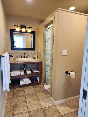 Duplex, 1 Queen Bed, Kitchen, Ocean View (Pelican 2) | Bathroom