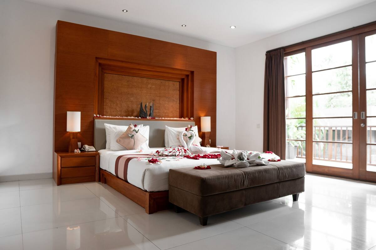 2 bedrooms, pillow-top beds, minibar, in-room safe