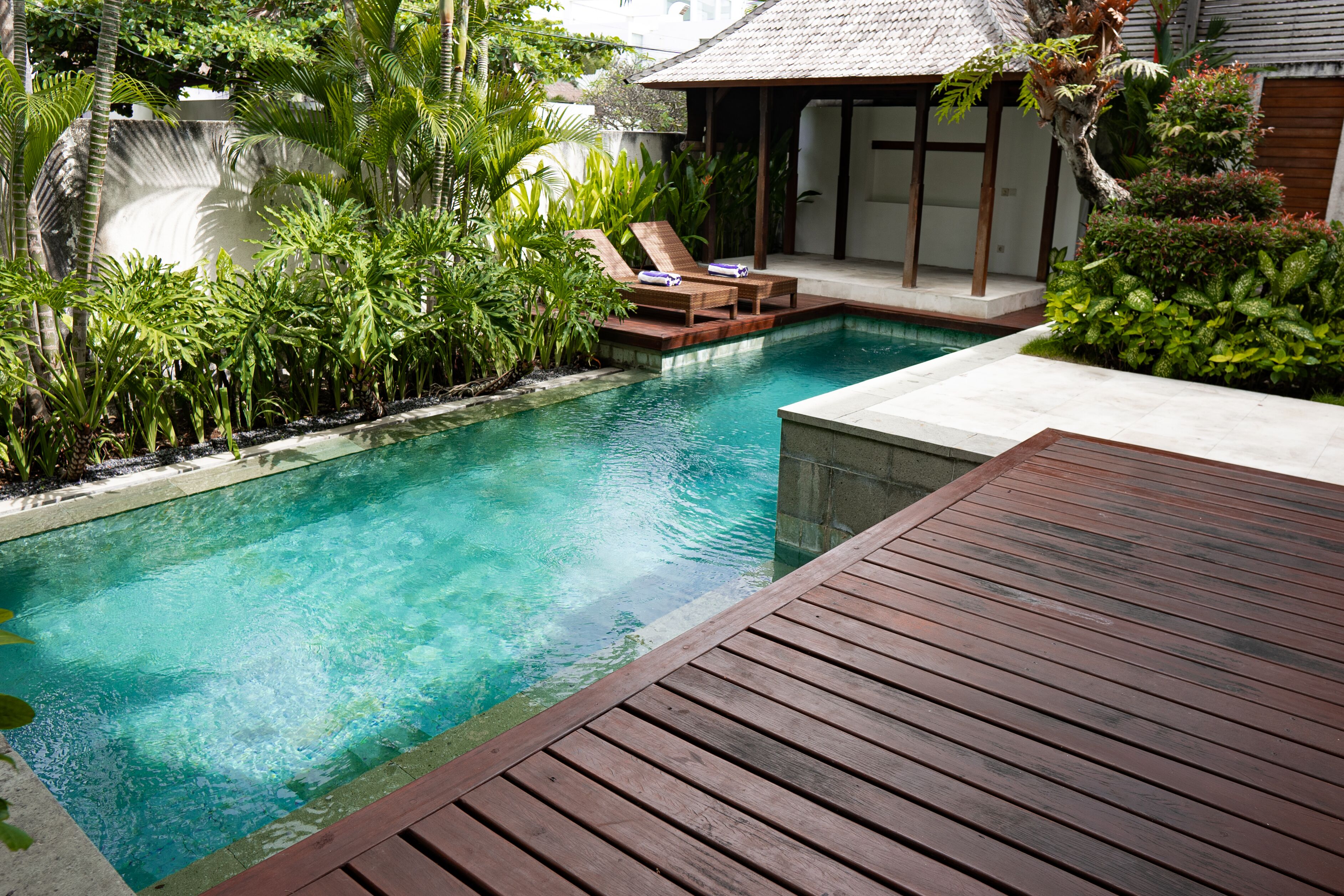 4 outdoor pools, free pool cabanas