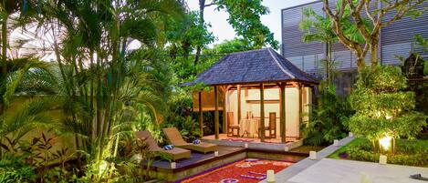 4 outdoor pools, free pool cabanas