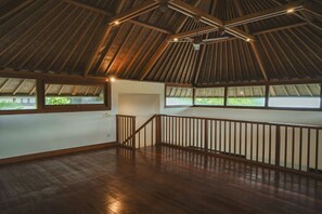 Yoga - Bale Gede Villas (Seminyak)