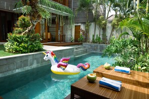 4 outdoor pools, free pool cabanas