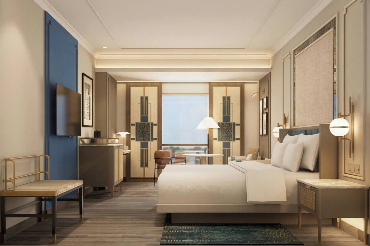 Deluxe Room, 1 King Bed | Minibar, in-room safe, desk, blackout drapes