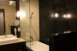 Naripan Wing One Bedroom | Baño | Artículos de higiene personal gratuitos, secador de pelo y albornoces