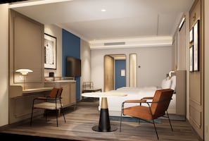 Una habitación de hotel con una cama, dos sillas, una mesita, un televisor y una lámpara.