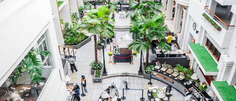 Se sirven desayunos, almuerzos, cenas y cocina internacional