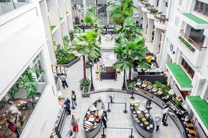 Phục vụ bữa sáng, bữa trưa và bữa tối 