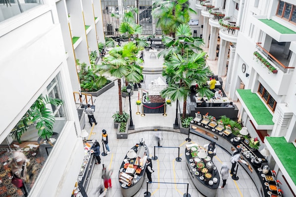 Breakfast, lunch, dinner served; international cuisine - Hotel Savoy Homann (Bandung)