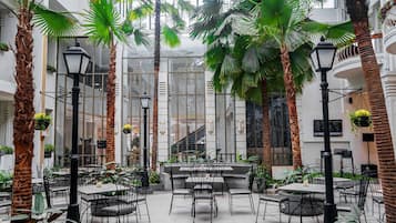 供應早餐、午餐、晚餐;多國菜