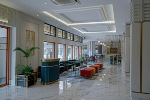 Lobby sitting area - Hotel Savoy Homann (Bandung)
