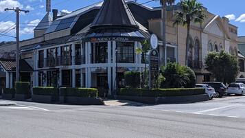 A building with a sign reading "ONE AGENCY PLATINUM" and "MOTEL" on the roof.