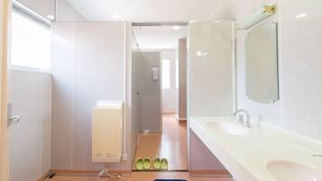 個別の浴槽とシャワー、深めの浴槽、スリッパ、タオル