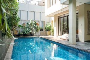 Una piscina al aire libre