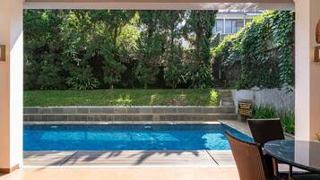 Una piscina al aire libre