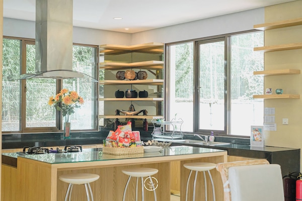 Vila, 4 quartos | Cozinha americana privada | Geladeira grande, micro-ondas, cooktop, chaleira elétrica