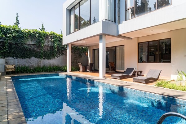 Harmony Hilltop City View 4br Villa With Pool - Bandung