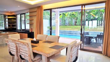 Villa, 4 Bedrooms | Dining room