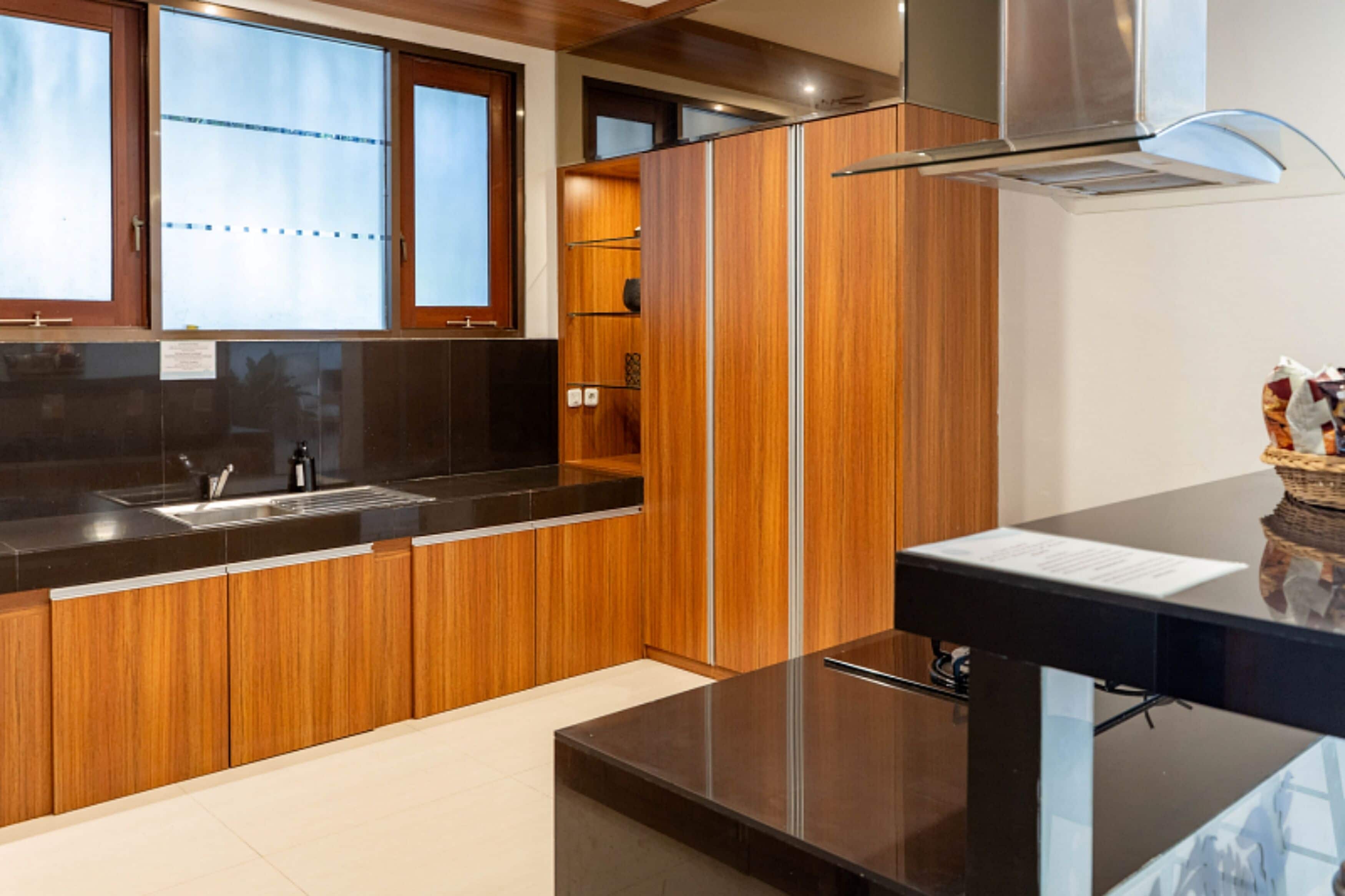 Geladeira grande, micro-ondas, cooktop, chaleira elétrica
