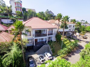 Front of property - Kirei Mountain View Villa 7 Br With Heated Pool (Bandung)