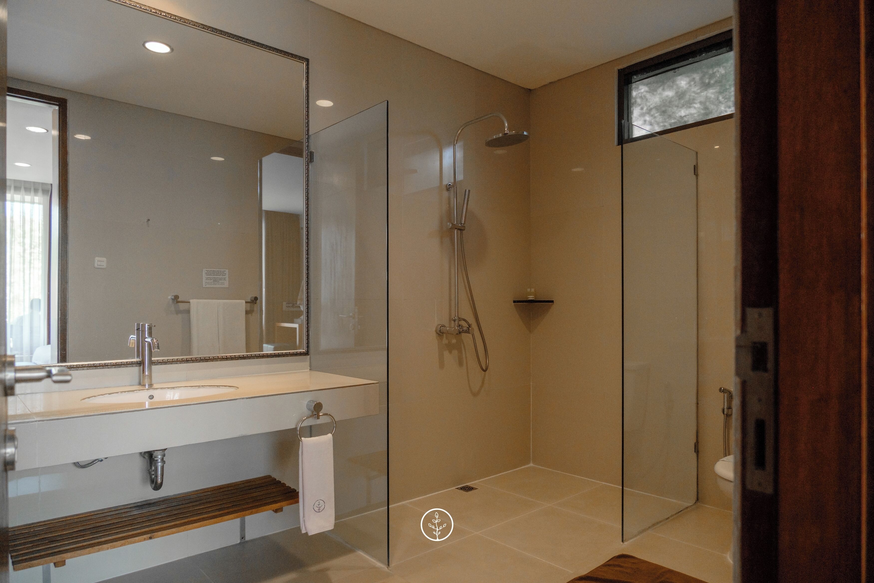 Villa | Badkamer | Een douche, gratis toiletartikelen, een haardroger, pantoffels