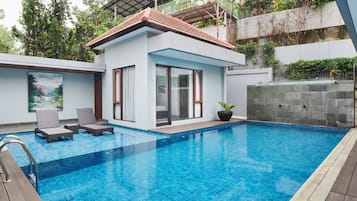 Hồ bơi ngoài trời