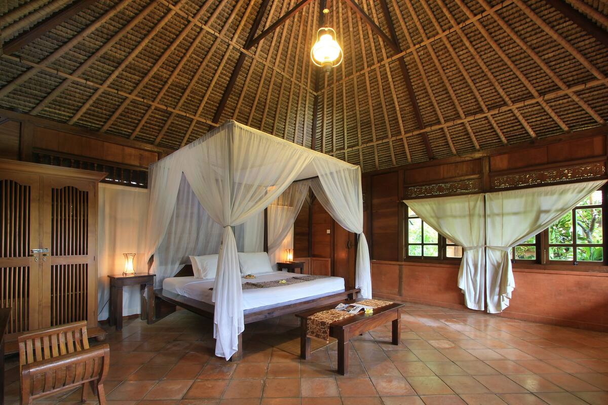 River Edge Villa | Minibar, in-room safe, rollaway beds, free WiFi