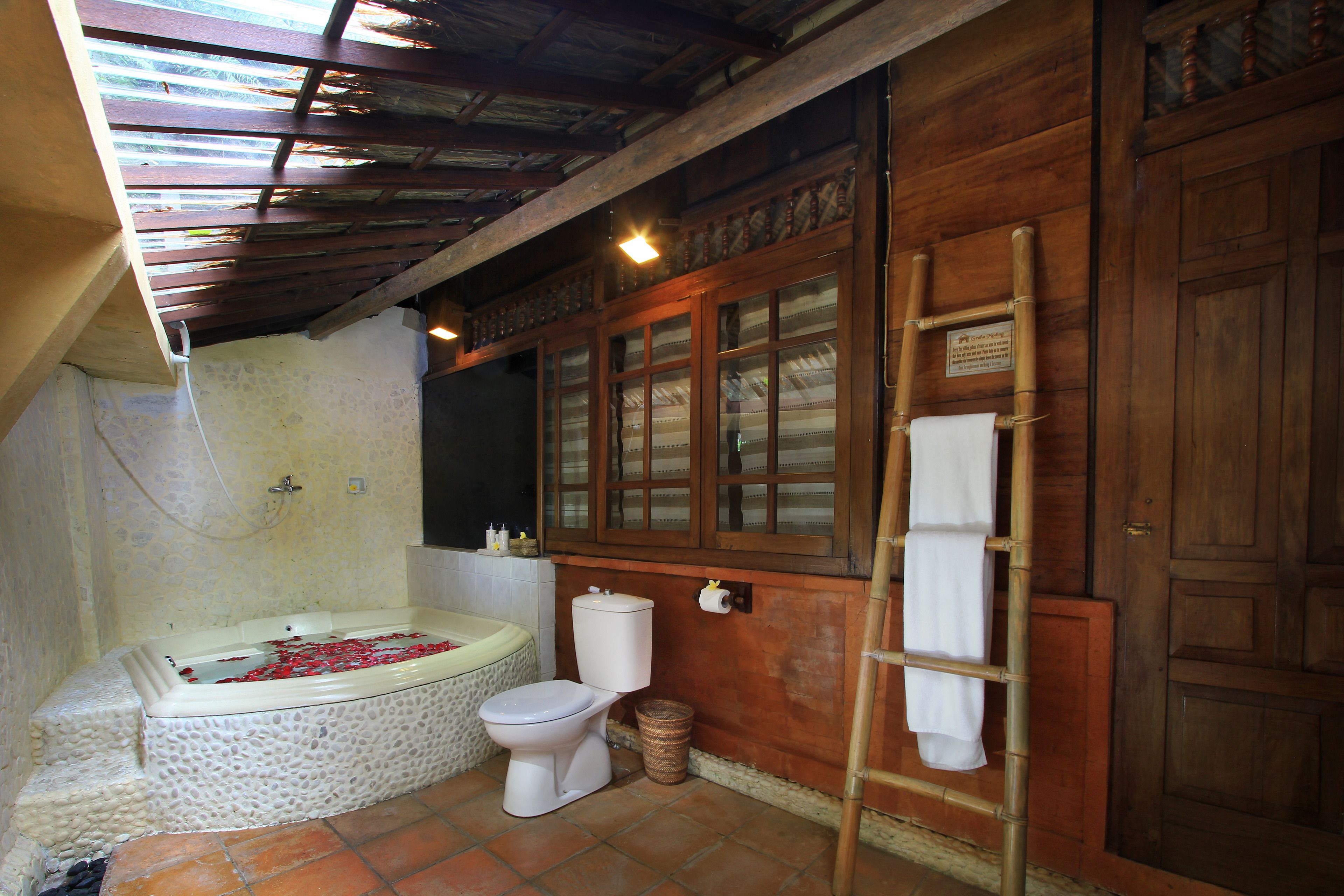 Combined shower/bathtub, hair dryer, towels