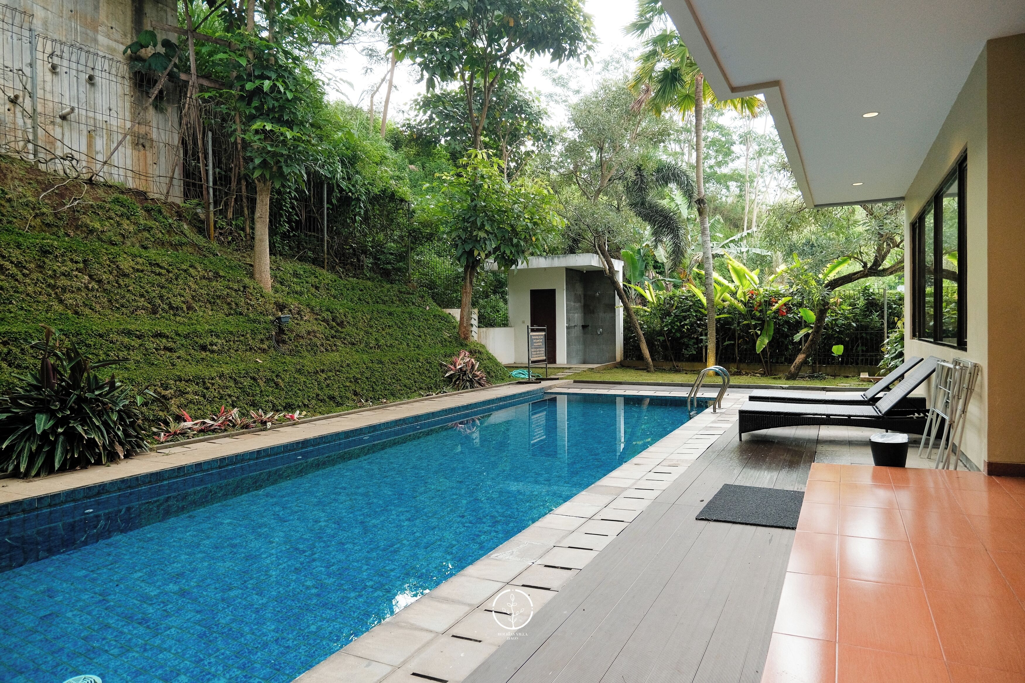 Piscine extérieure, chaises longues