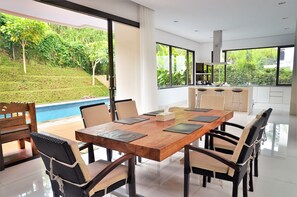 Villa, 4 Bedrooms, Private Pool | Ruang makan