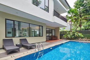 Outdoor pool, sun loungers - Oyama City View 4BR Villa with a Heated Pool (Bandung)