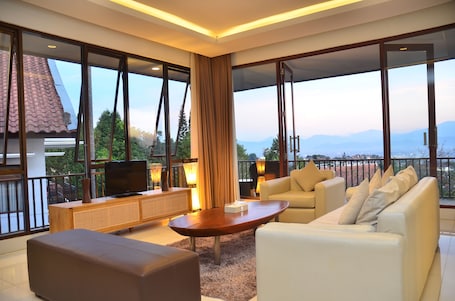 4 Bedrooms Villa with Private Pool | Living area | 40-inch plasma TV with satellite channels, TV, DVD player