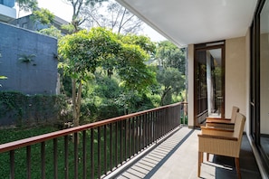 Balcony - Oyama City View 4BR Villa with a Heated Pool (Bandung)