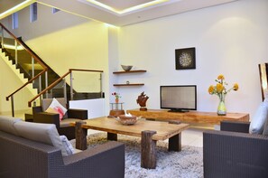 4 Bedrooms Villa with Private Pool | Living room | 40-inch plasma TV with satellite channels, TV, DVD player - Oyama City View 4BR Villa with a Heated Pool (Bandung)