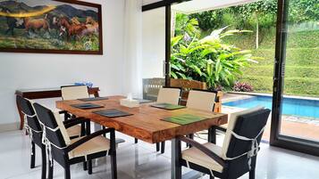 Villa, 4 Schlafzimmer, eigener Pool | Esszimmer
