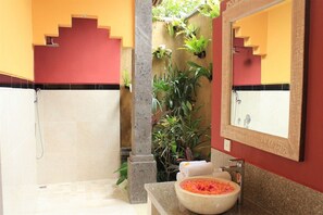 Deluxe Room | Bathroom | Shower, free toiletries, hair dryer, towels - Mawa House by Pramana Villas (Ubud)