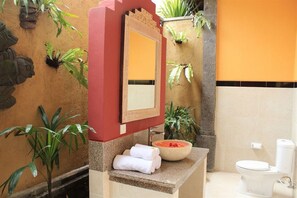 Deluxe Room | Bathroom | Shower, free toiletries, hair dryer, towels