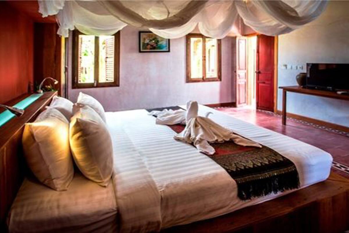 Champa Honeymoon Suite | Minibar, in-room safe, desk, iron/ironing board