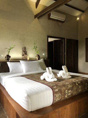 Minibar, caja de seguridad en la habitación y decoración personalizada