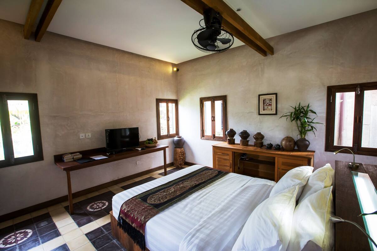 Lemon Grass Luxury Suite Home | Minibar, in-room safe, desk, iron/ironing board