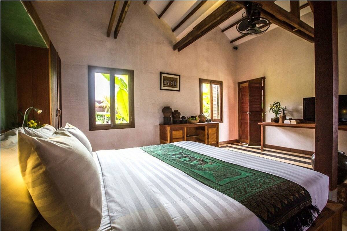 Moringa Luxury Suite | Minibar, in-room safe, desk, iron/ironing board