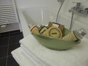 Regadera, amenidades de baño gratuitas, secadora de cabello, toallas