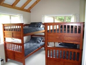 Economy Cottage, 2 Bedrooms | Premium bedding, desk, laptop workspace, iron/ironing board - Whangarei Holiday Houses (Whangarei)