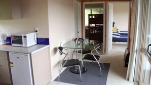 Economy cottage, 2 slaapkamers | Dineren op de kamer