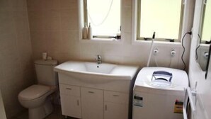 Economy cottage, 2 slaapkamers | Badkamer | Een haardroger, handdoeken