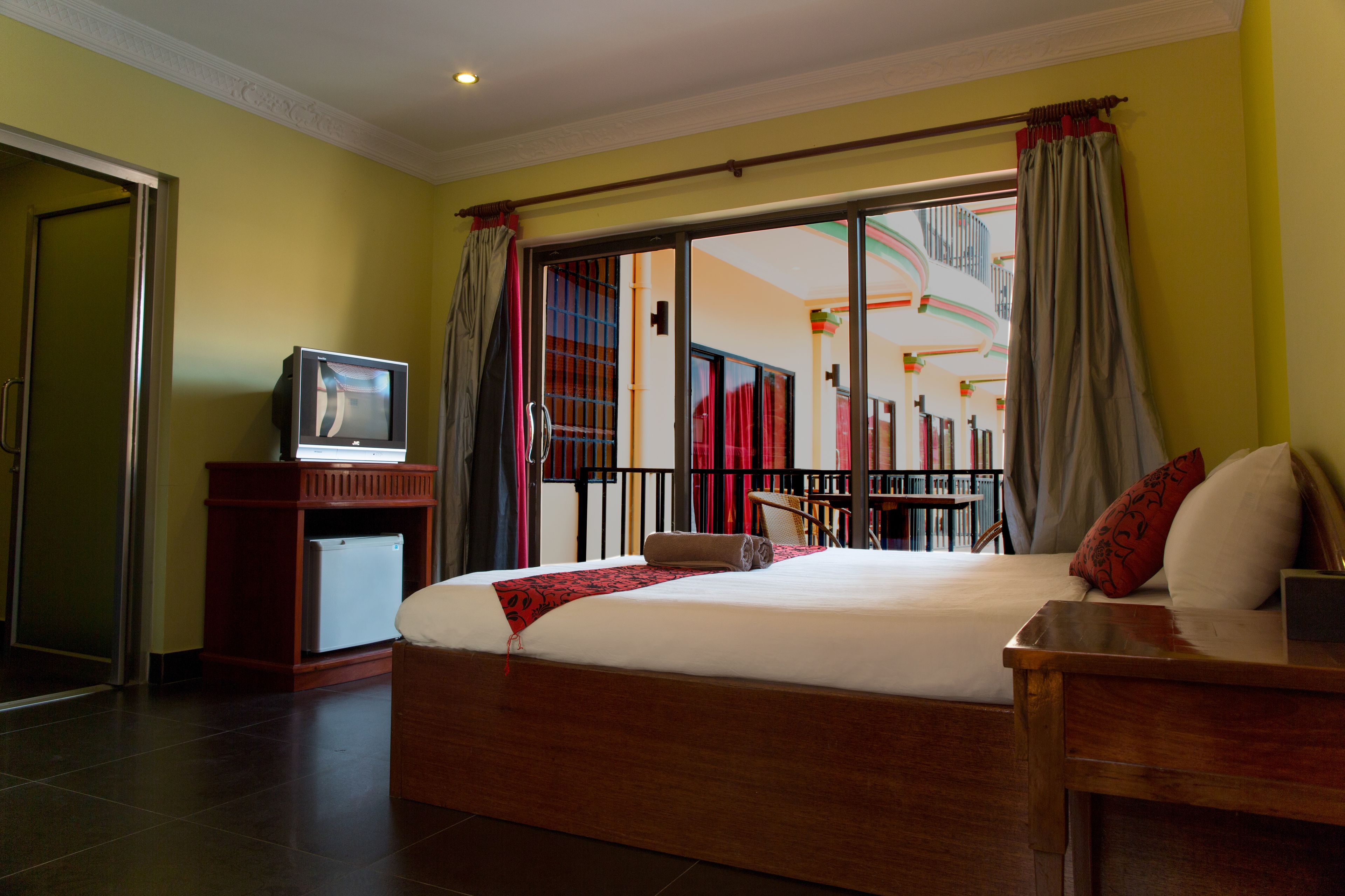 1 bedroom, premium bedding, free minibar items, in-room safe