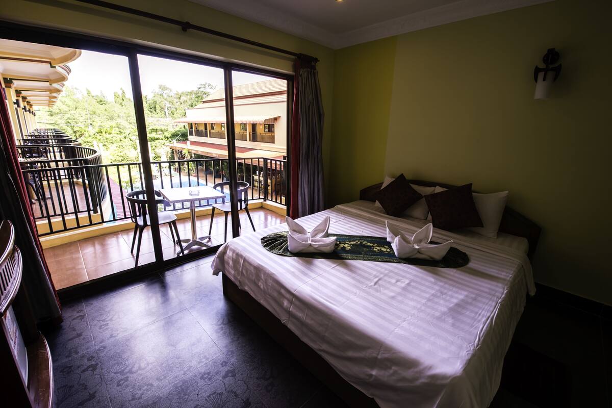 Deluxe Double Room, 2 Bedrooms, 2 Bathrooms, Pool View | 1 bilik tidur, peralatan tempat tidur premium, item bar mini percuma 