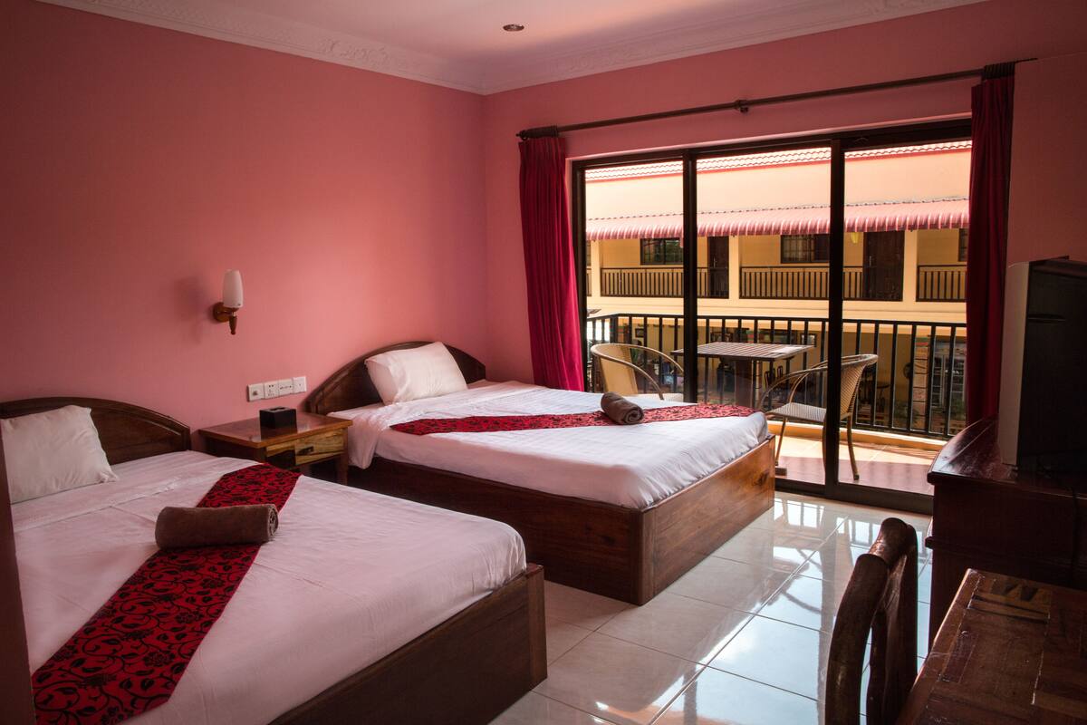 Deluxe Twin Room, Balcony | 1 bilik tidur, peralatan tempat tidur premium, item bar mini percuma 