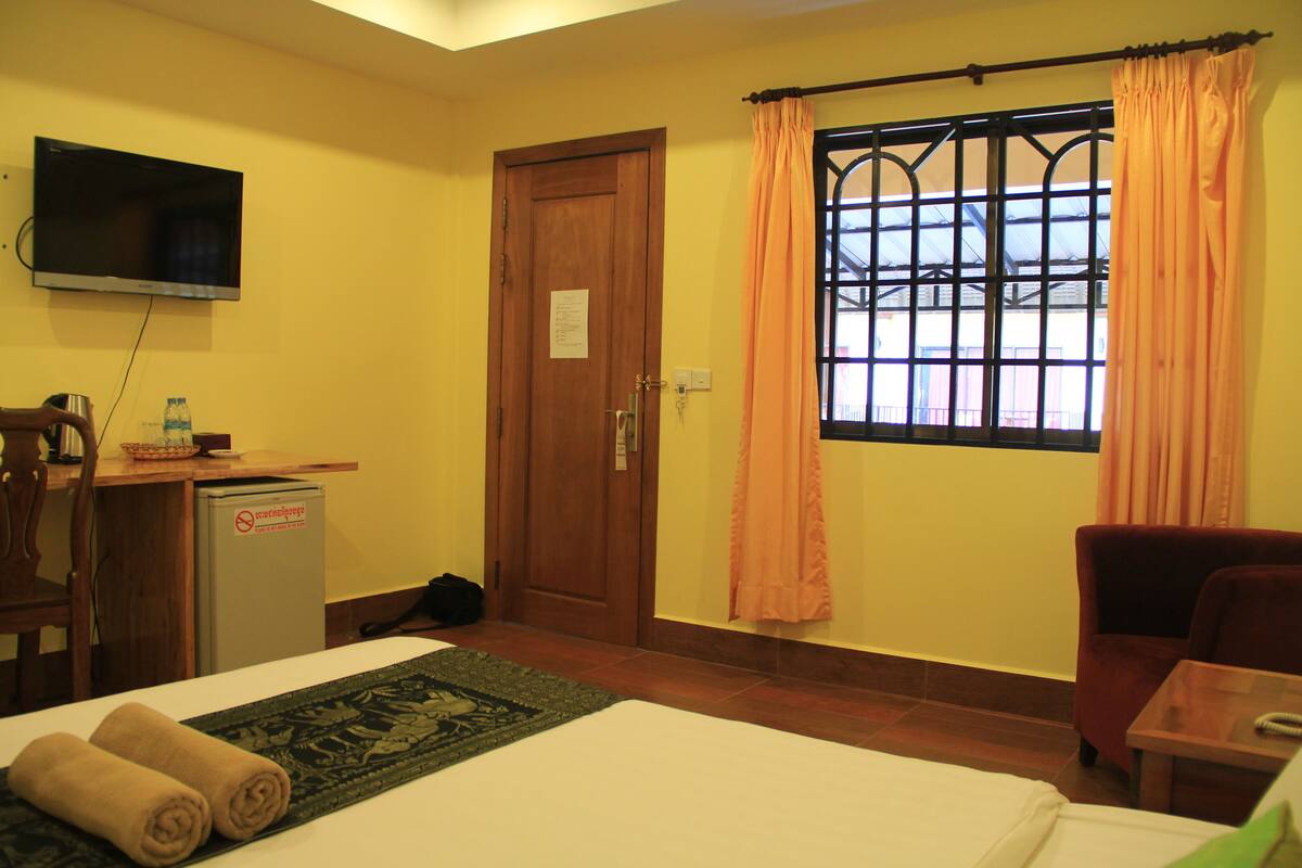 Standard Double Room, 1 Katil Ratu (Queen), Pool View | 1 bilik tidur, peralatan tempat tidur premium, item bar mini percuma 