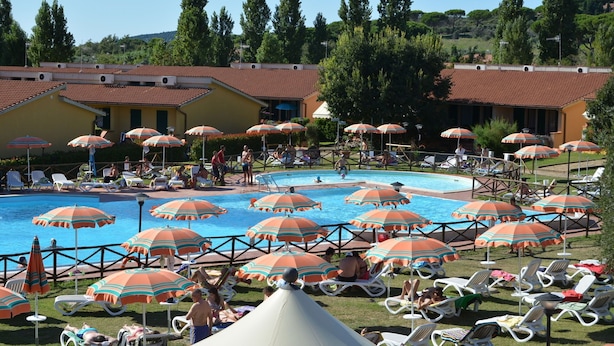 A pool area with multiple umbrellas and lounge chairs. - Villaggio Mare Si (Follonica)