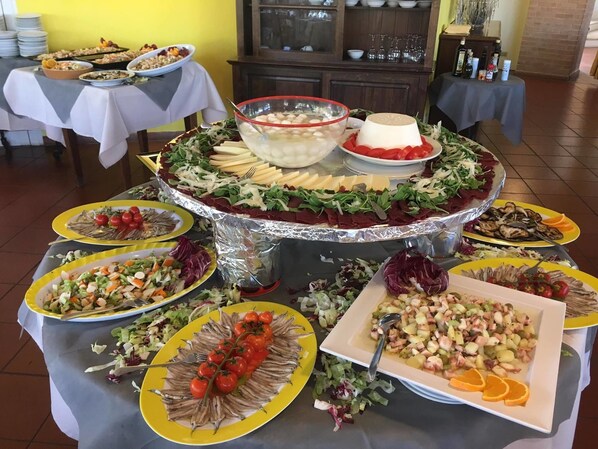 Melayani sarapan, makan siang, makan malam; sajian masakan daerah